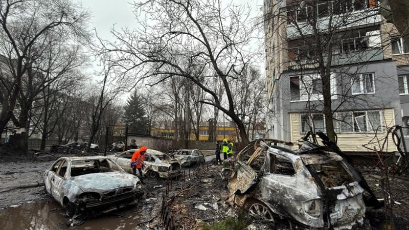 Automobili distrutte da un drone russo a Dnipro
