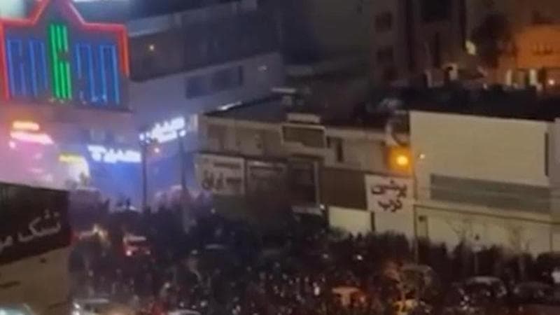 Iran: migliaia in piazza, bloccato internet. Trump: “Non so se Pahlavi può governare”