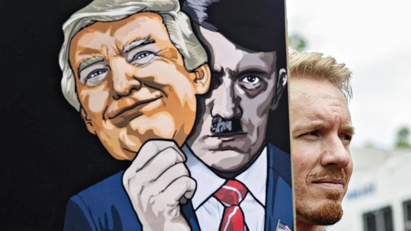 Protesta contro Donald Trump davanti all&rsquo;ambasciata Usa a Pretoria. EPA/Kim Ludbrook
