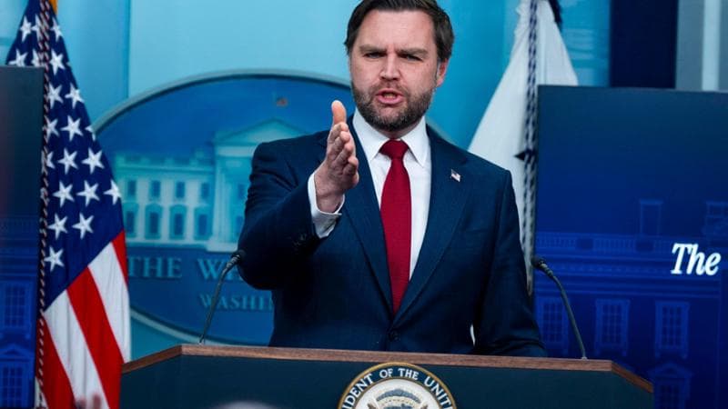 Minneapolis, Vance all’attacco della vittima: “Immunità assoluta per l’agente Ice”