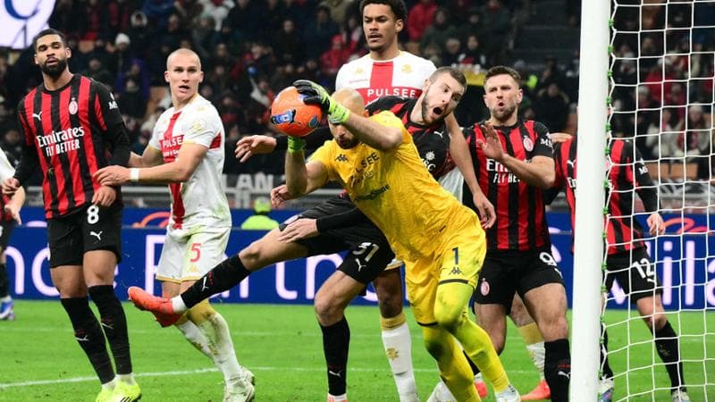 Un intervento del portiere del Genoa Leali