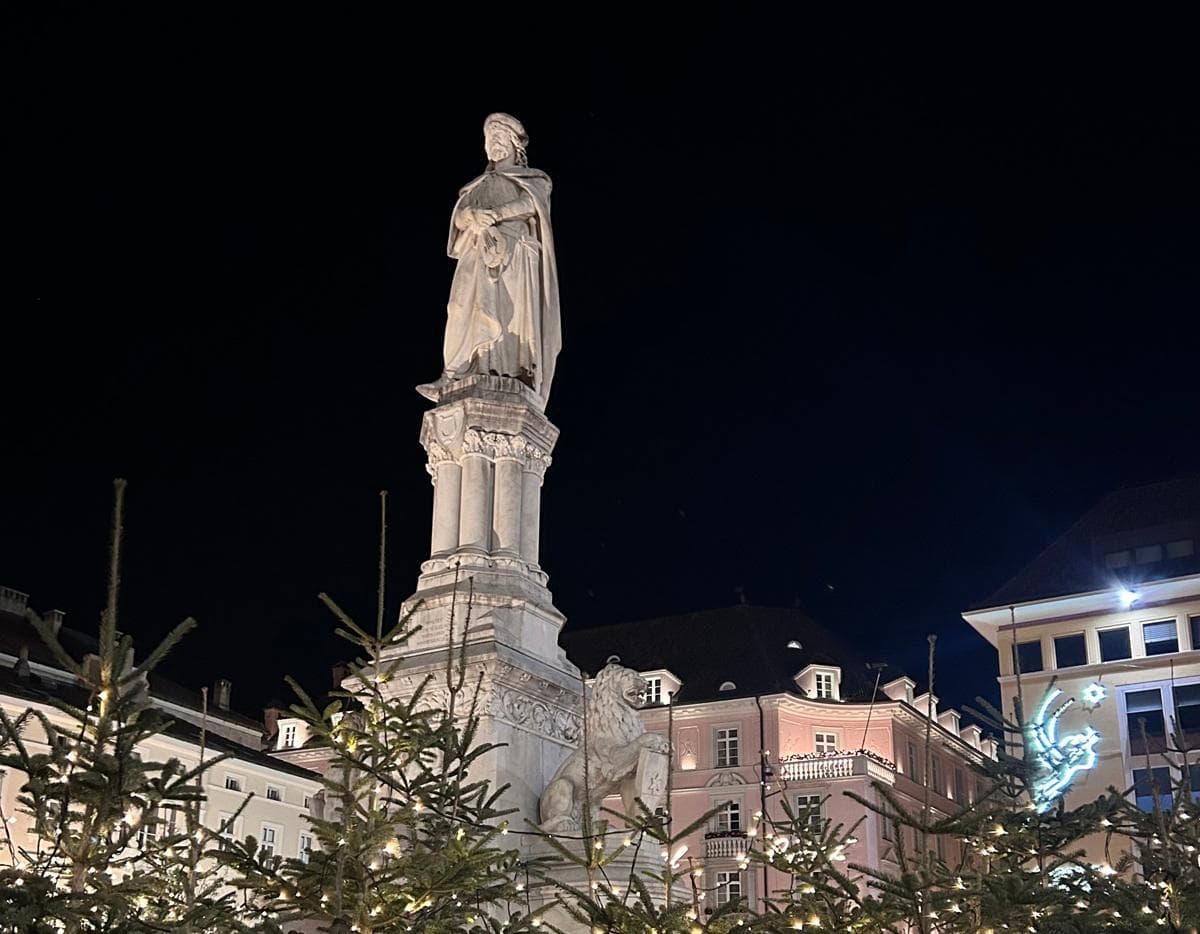 La statua del Walther di notte (Foto di Paolo Ribichini)