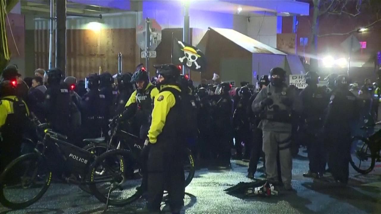 Portland, due persone ferite da agenti federali: centinaia di persone radunate in protesta