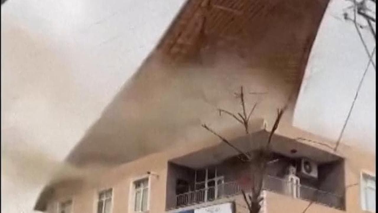 Il vento scoperchia le case: tetti strappati e abitazioni devastate nel nord-ovest della Turchia