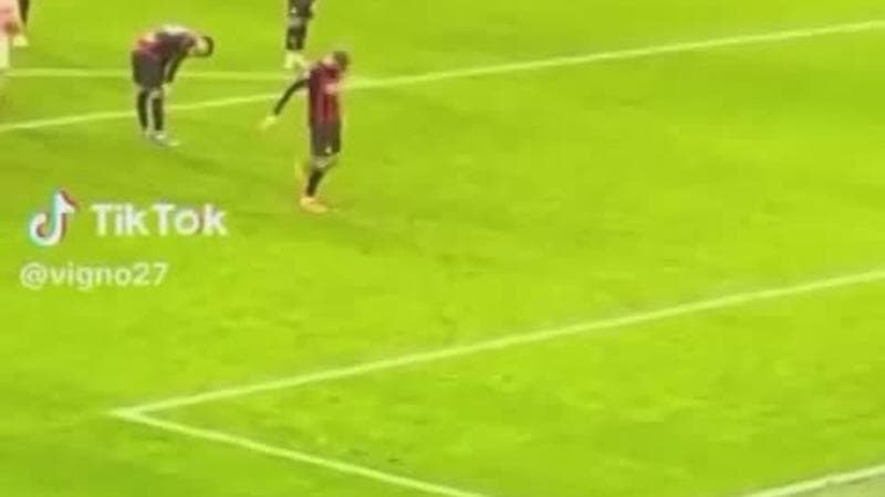 Pavlovic sul dischetto prima del rigore di Stanciu