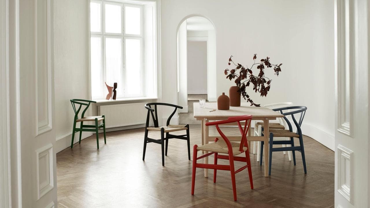 La&nbsp;CH24 Wishbone Chair di Carl Hansen &amp; S&oslash;n &egrave; in produzione dal 1949, quando venne ideata da Hans J. Wegner. Ha il sedile in corda di carta intrecciato a mano
