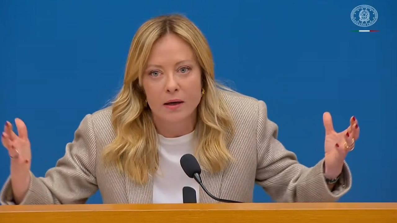 Meloni: “Non sempre d’accordo con Trump. Ma qual è l’alternativa? Assaltare i McDonald's?”