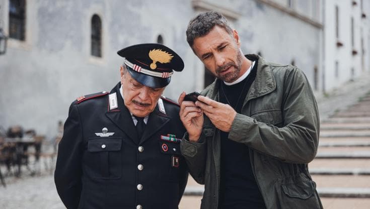 Raoul Bova e Nino Frassica in una scena della nuova stagione di Don Matteo