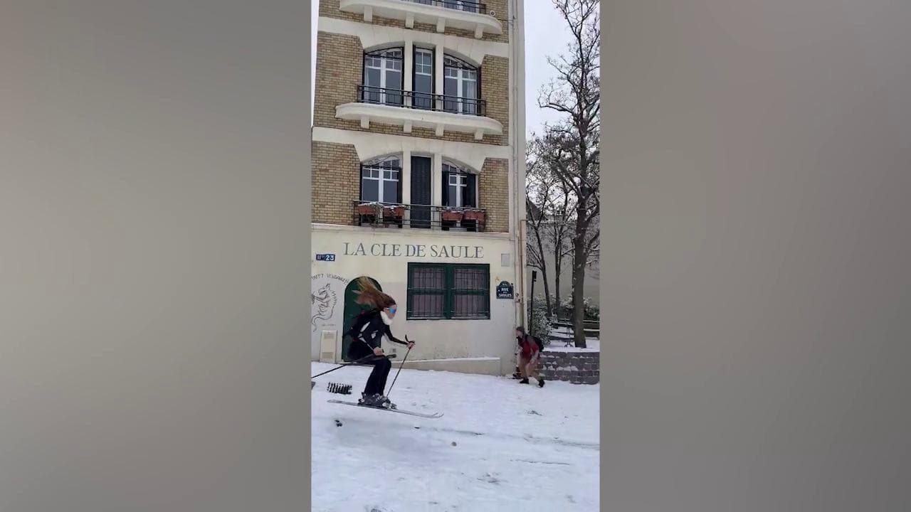 A Parigi tutti pazzi per la neve: si scia tra la torre Eiffel e Montmartre
