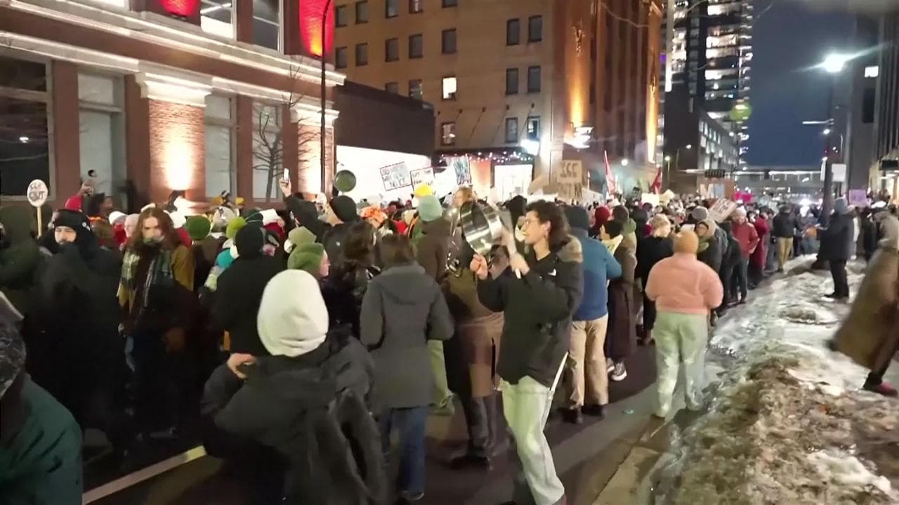 Minneapolis, continuano le manifestazioni contro l'ICE dopo l'uccisione di Renee Nichole Good