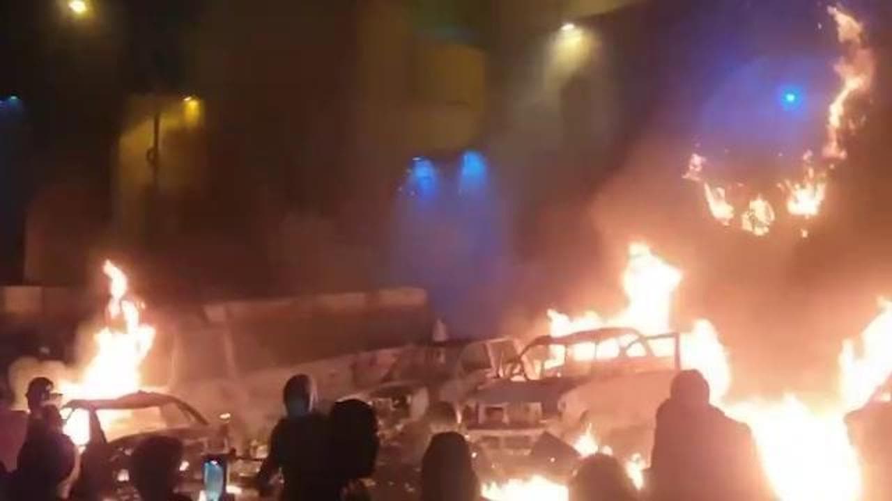 Iran, Teheran in fiamme: gli ultimi video delle proteste prima del blocco di internet