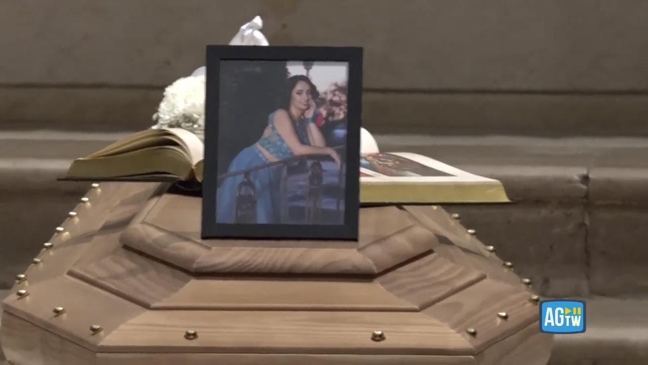 Funerali di Aurora Livoli, il vescovo: "Eri solo una ragazza smarrita"