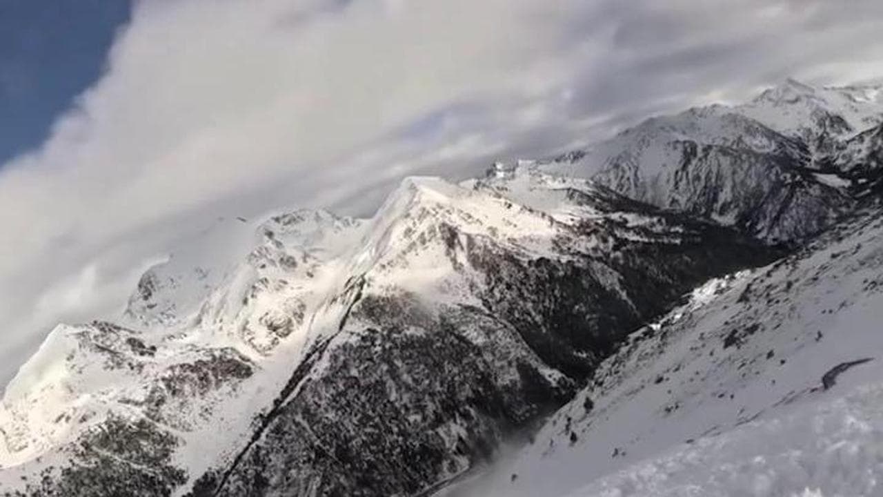 La pista si sgretola e parte la slavina, sciatrice in salvo: "Il rischio zero non esiste"