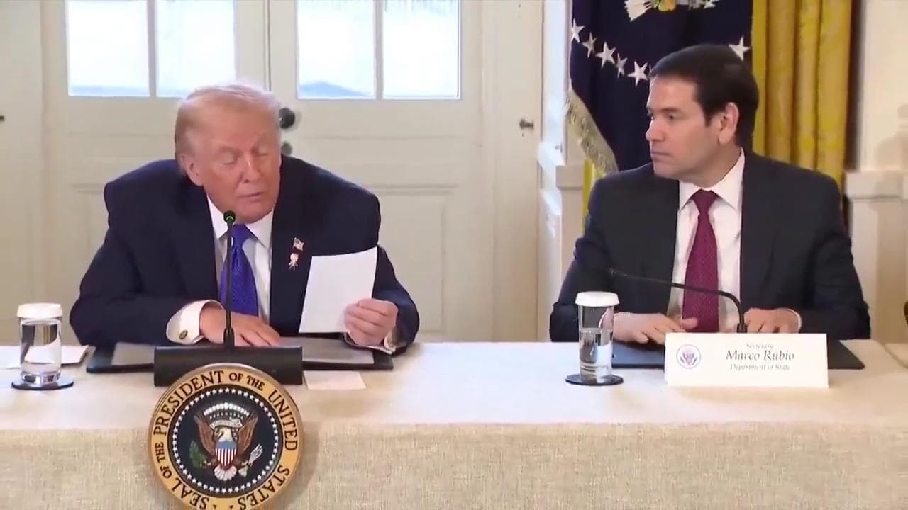 Imbarazzo alla Casa Bianca: Trump legge davanti a tutti un biglietto privato di Rubio