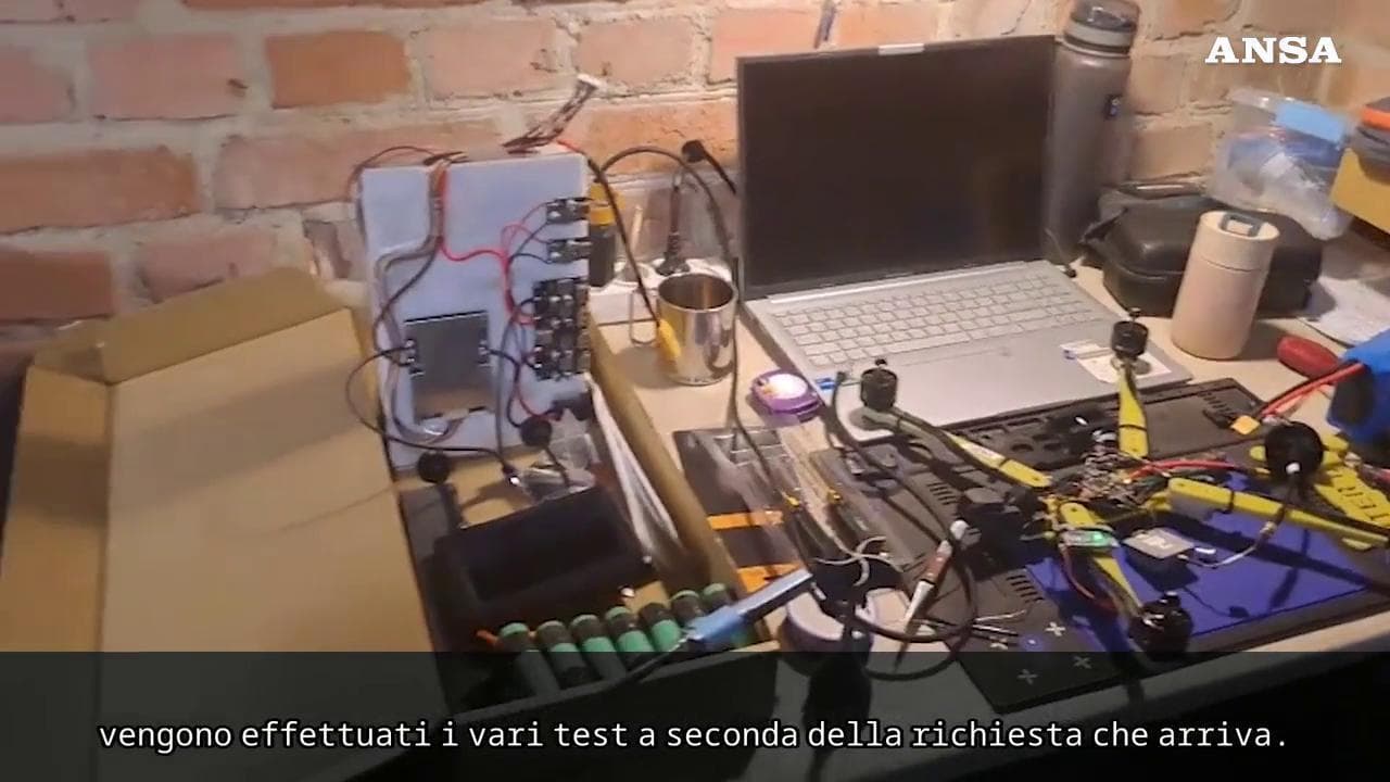 Ucraina, nella cantina segreta di Kharkiv dove si stampano componenti dei droni in 3D