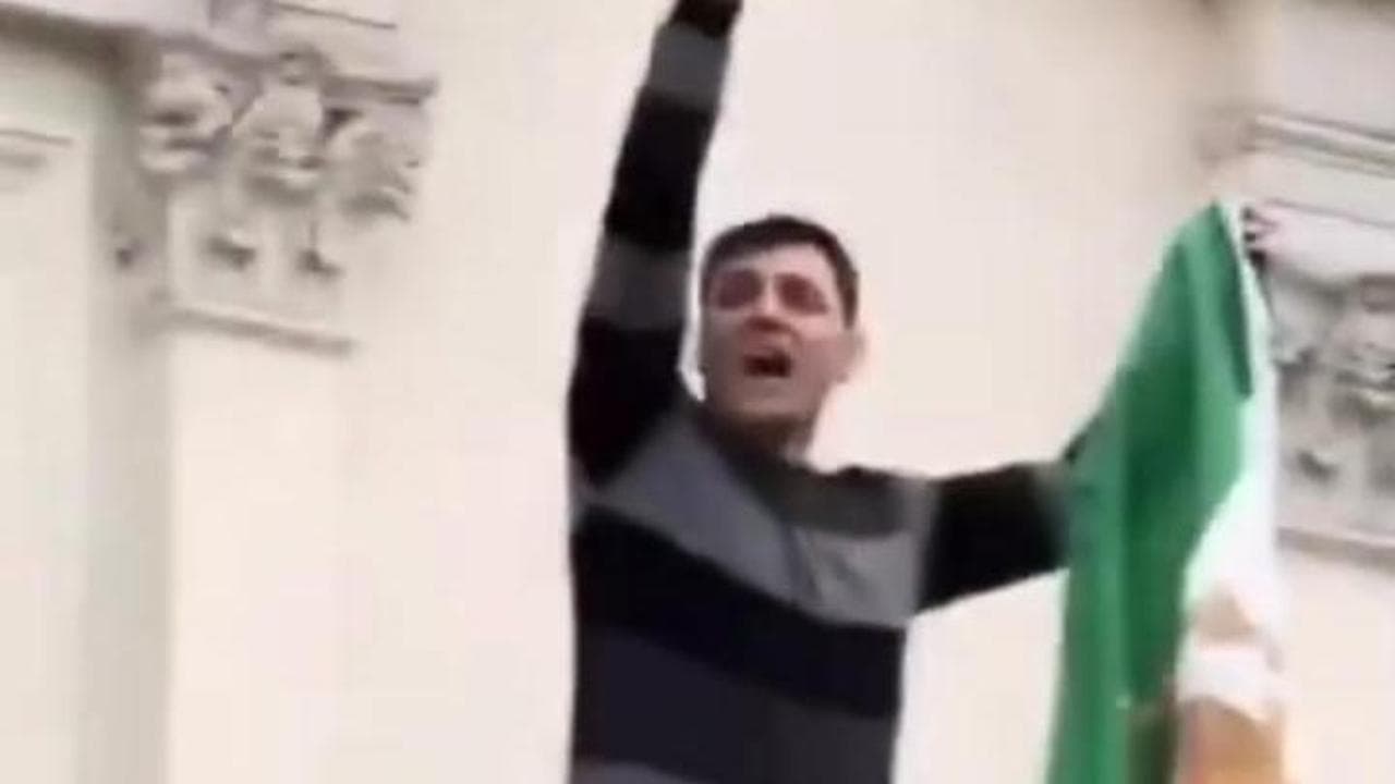 Londra, manifestante scala l'ambasciata iraniana e issa la bandiera dei tempi dello scià