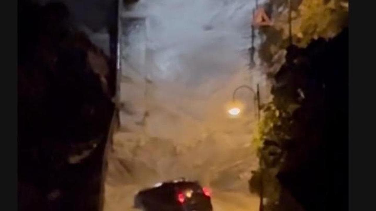 Violenta mareggiata a Scilla: auto travolte dalle onde all'ingresso della galleria