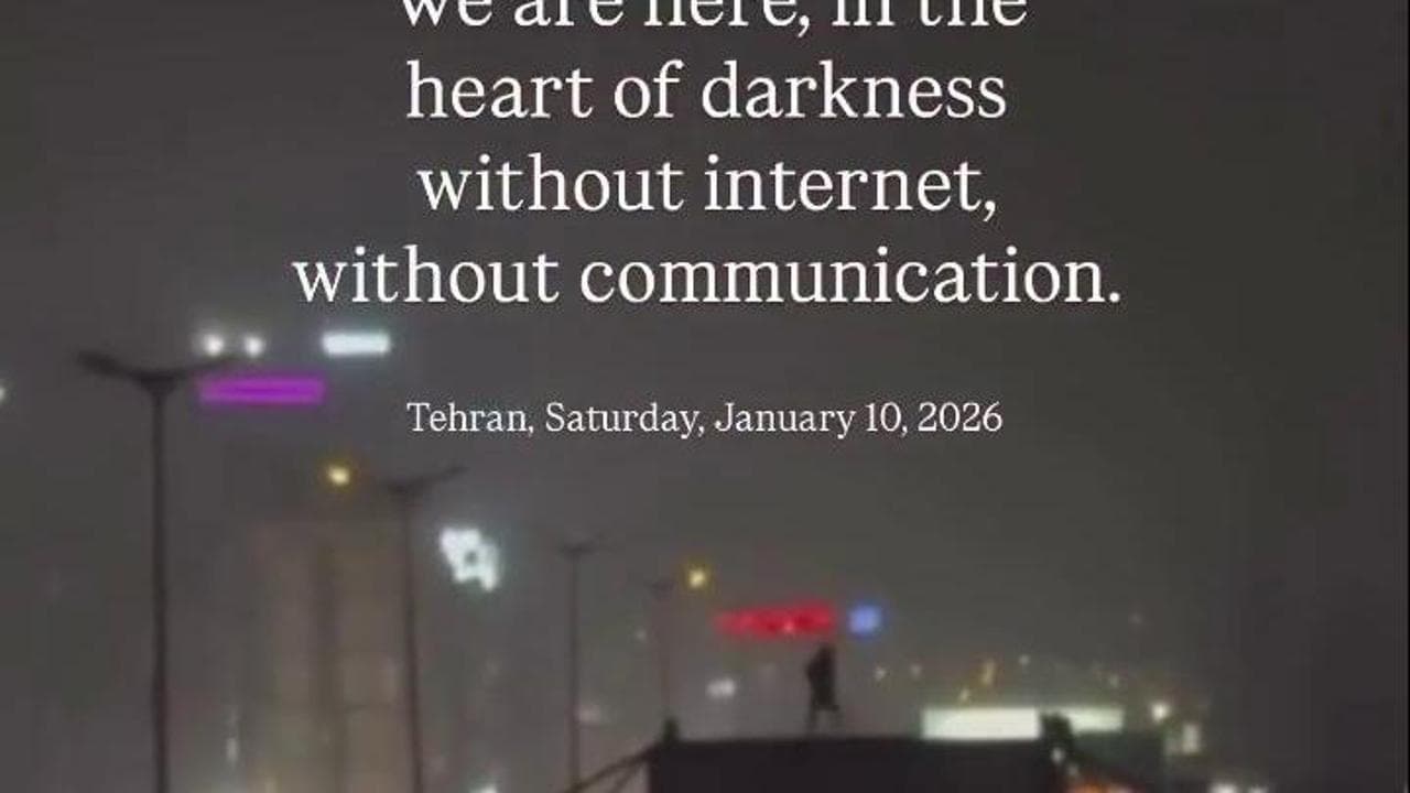 Senza luce, né internet: la protesta con le torce dei telefoni illumina la notte di Teheran