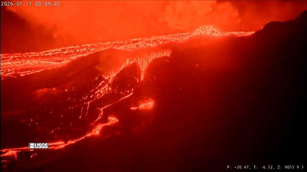 Lo spettacolo notturno dell'eruzione del vulcano Kilauea: il cielo sembra in fiamme