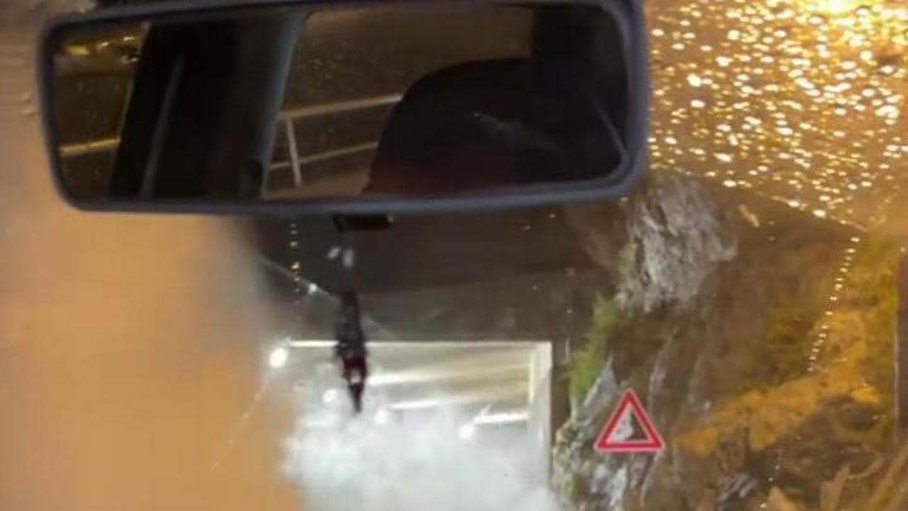 Mareggiata a Scilla, onda travolge automobile: la ripresa dall'interno dell'abitacolo