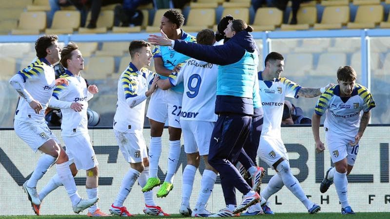 La festa del Parma dopo il gol di Pellegrino
