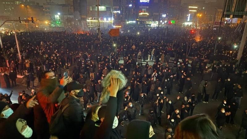 Iran, le proteste dell’11 gennaio. La fondazione della Nobel Mohammadi: “Almeno duemila morti”