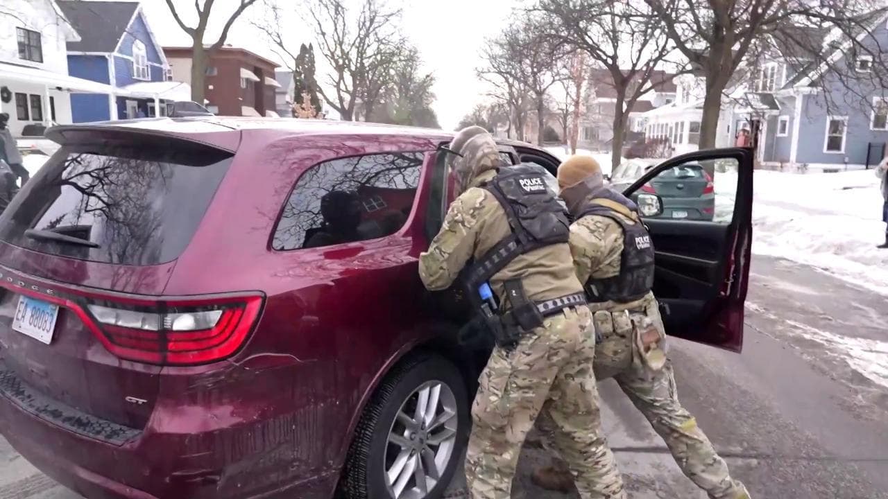 Minneapolis, ancora un drammatico arresto degli agenti dell'ICE ripreso dai cittadini che protestano