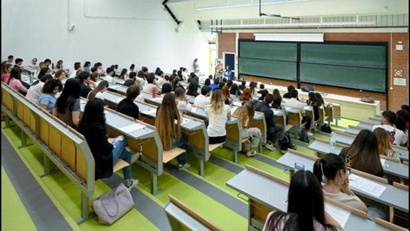 Prove in Italia, ammissione in Albania a 9mila euro l’anno. Lo strano caso degli iscritti a Medicina