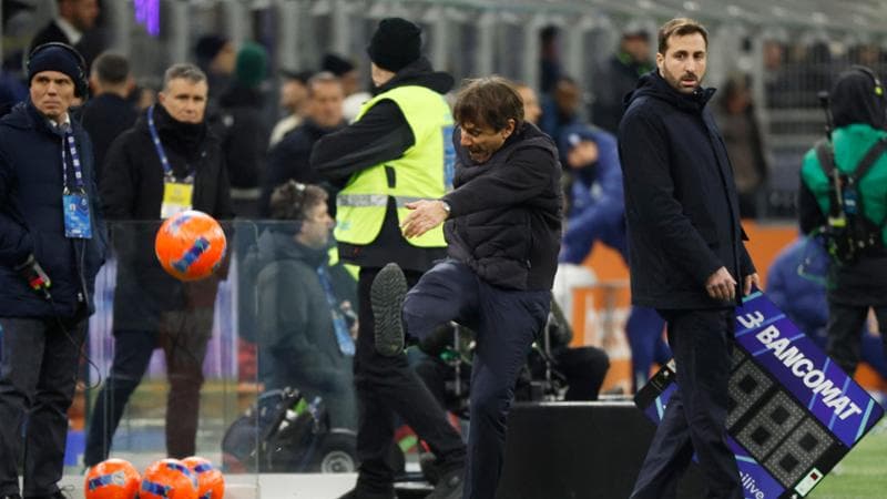 Conte calcia via il pallone per la rabbia