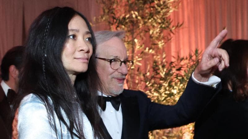 Chloe Zhao con il produttore del film Steven Spielberg