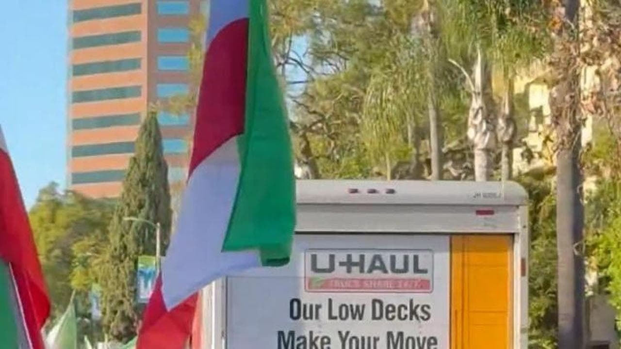 Los Angeles, camion travolge la folla durante un corteo pro-Iran: le urla e la fuga dei manifestanti