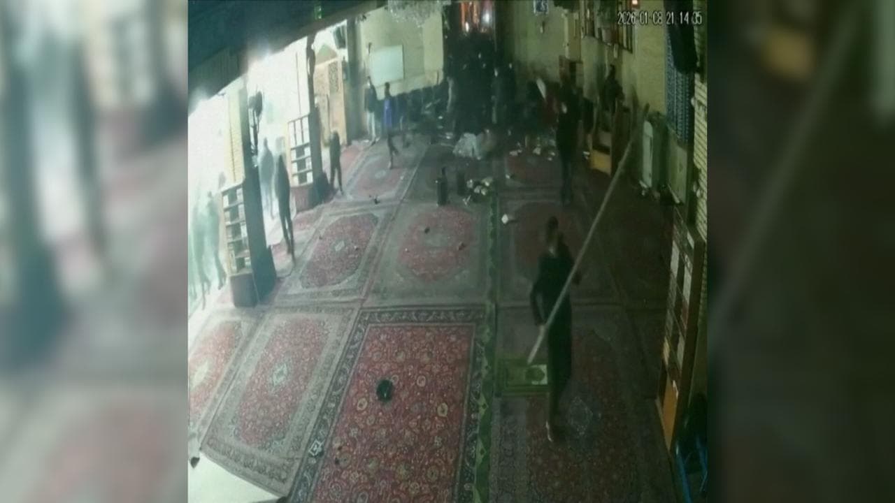 Iran, le proteste dilagano anche nelle moschee: vandalizzata quella di Abu-zar a Teheran