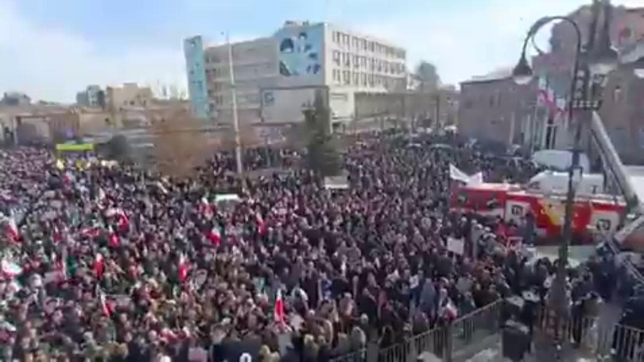 Iran, migliaia di manifestanti pro-regime scendono in piazza: le immagini dall'Azerbaigian iraniano