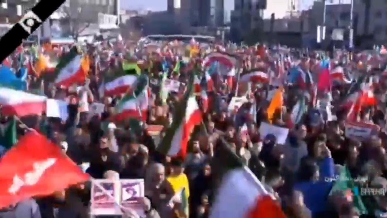 Iran, migliaia in piazza a sostegno del regime: le immagini da Teheran