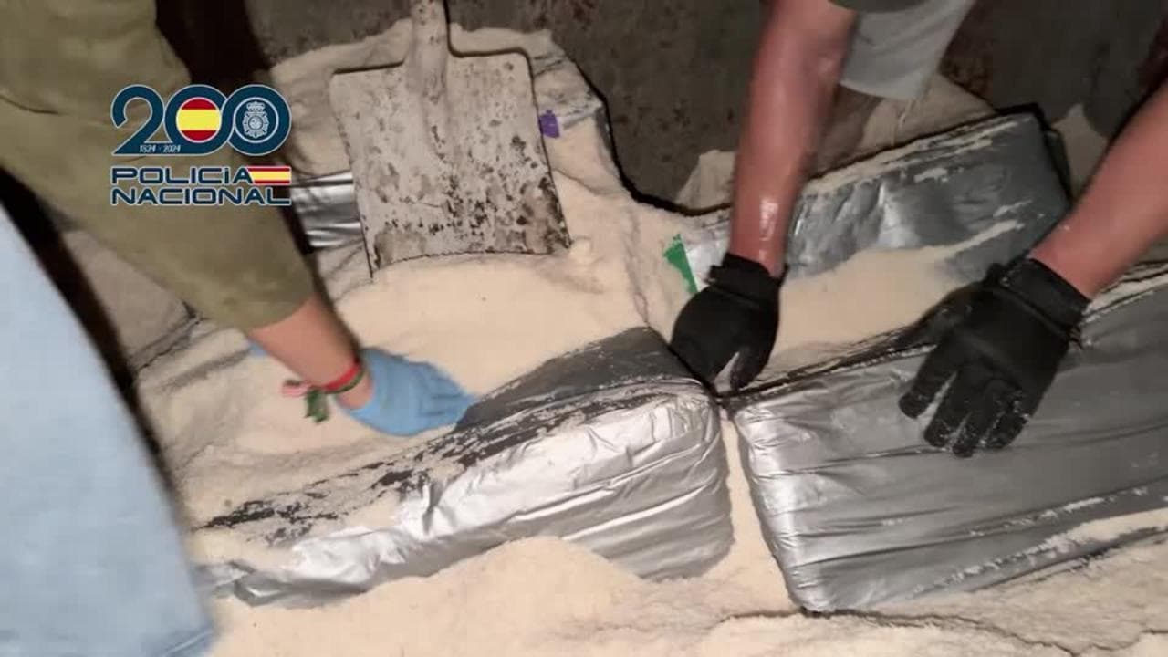 Dieci tonnellate di cocaina nel sale: maxi sequestro al largo delle Canarie