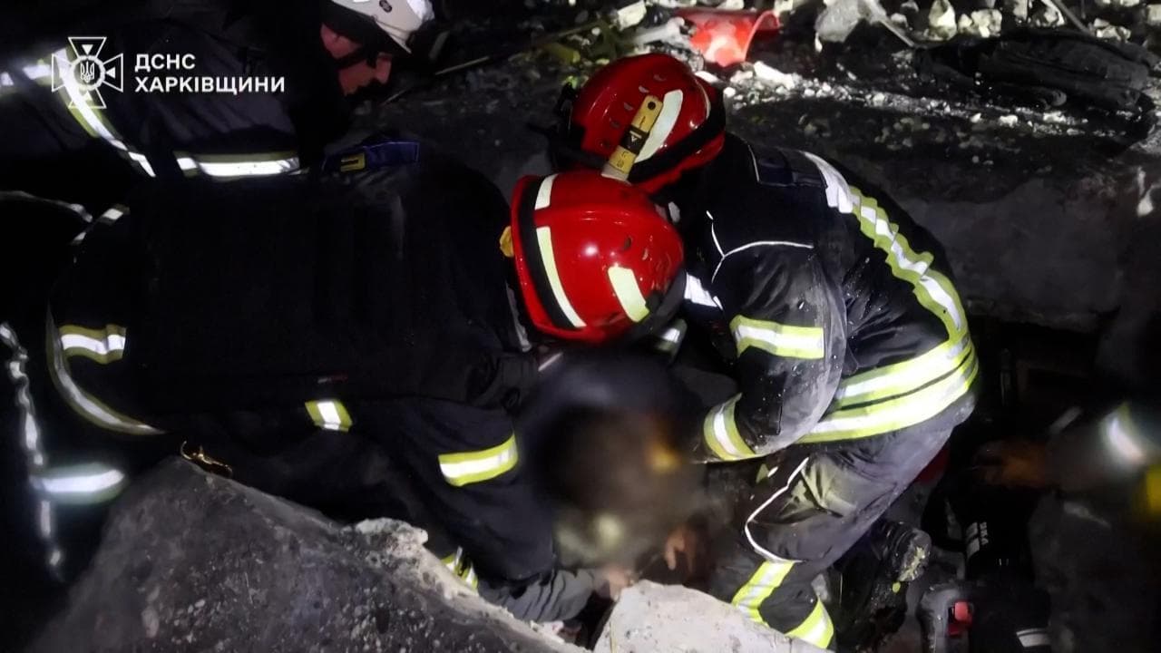 Ucraina, attacco russo su Kharkiv: le operazioni di soccorso nel palazzo distrutto