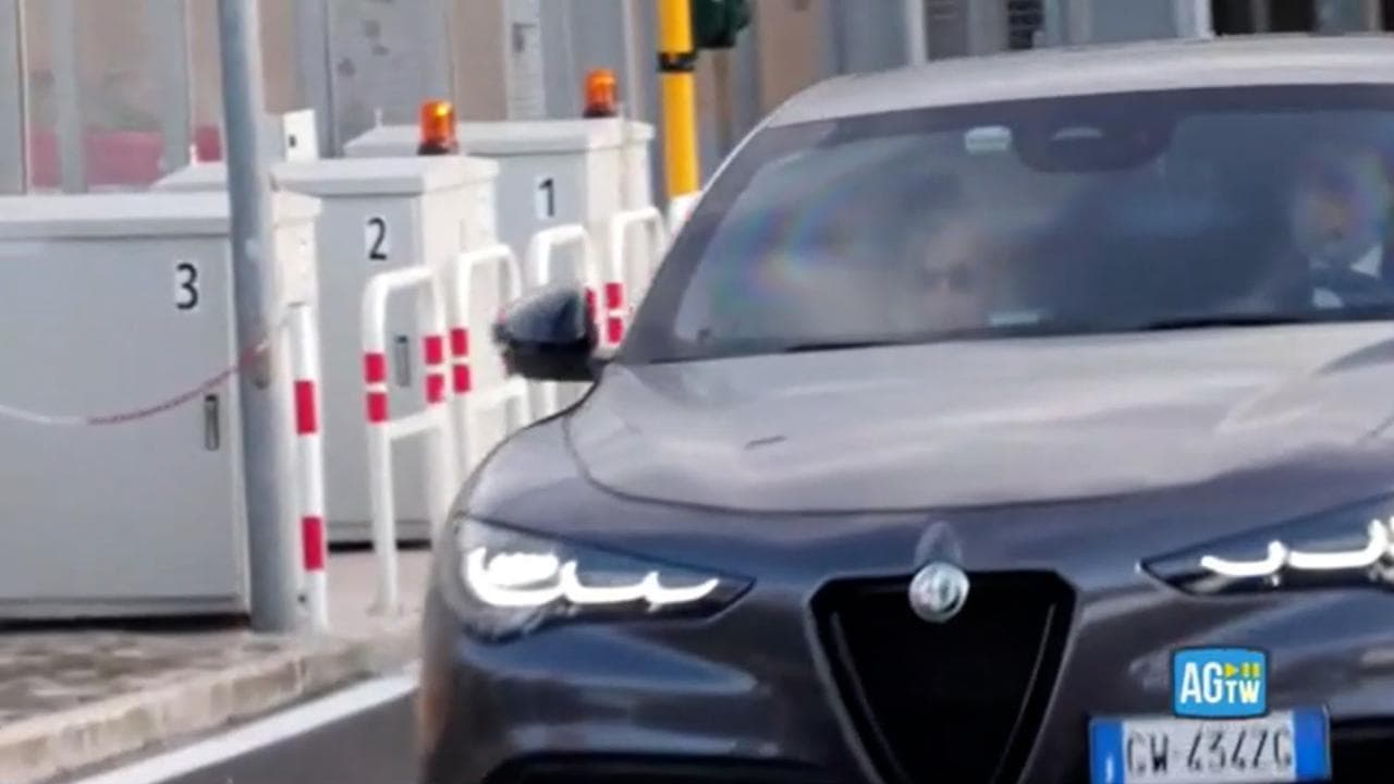 Ciampino, Meloni lascia l'aeroporto e saluta la stampa dopo l'arrivo di Trentini e Burlò