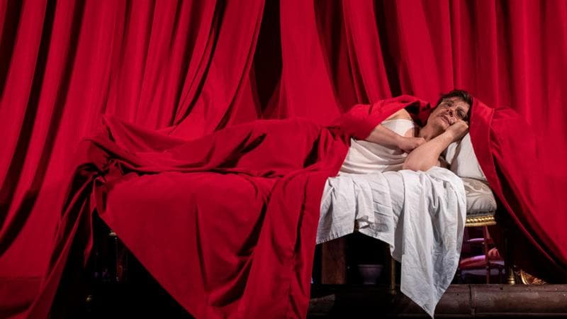 Lino Musella in "Stanza con compositore, donne, strumenti musicali, ragazzo" di Mario Martone