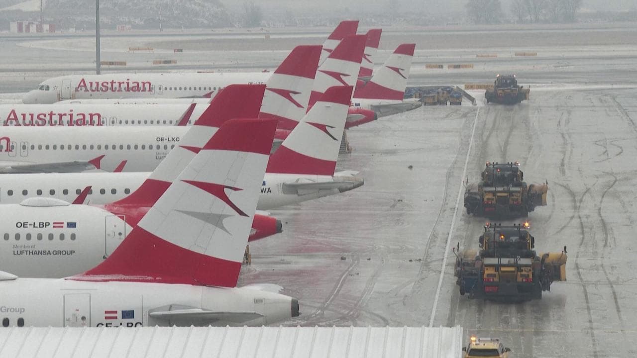 Vienna, aeroporto chiuso per il ghiaccio: voli sospesi o dirottati a Francoforte, Monaco e Venezia
