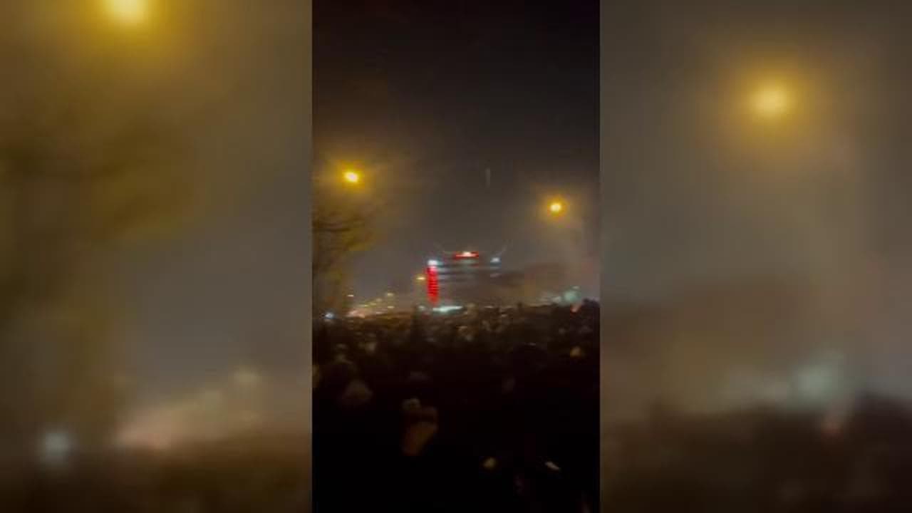 Teheran, la folla in piazza sfida la repressione delle forze di sicurezza del governo