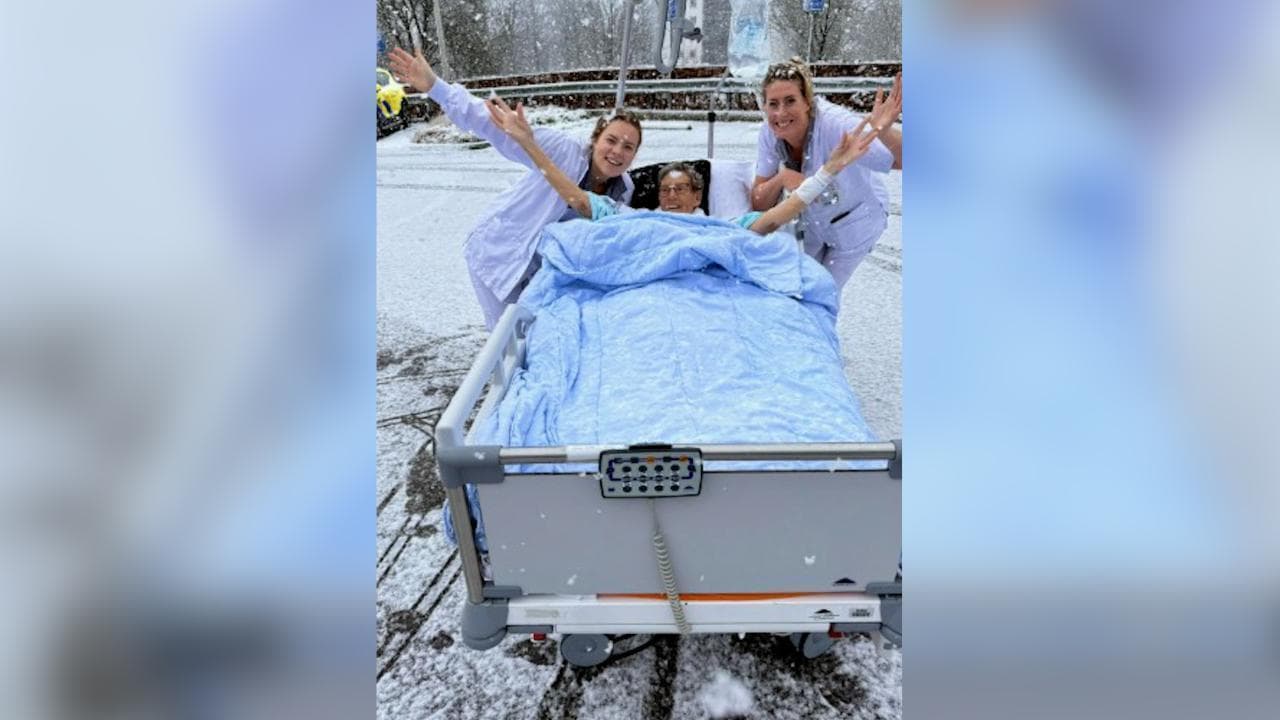 Paesi Bassi, l'anziana paziente vuole vedere la neve: le infermiere la portano fuori dall'ospedale