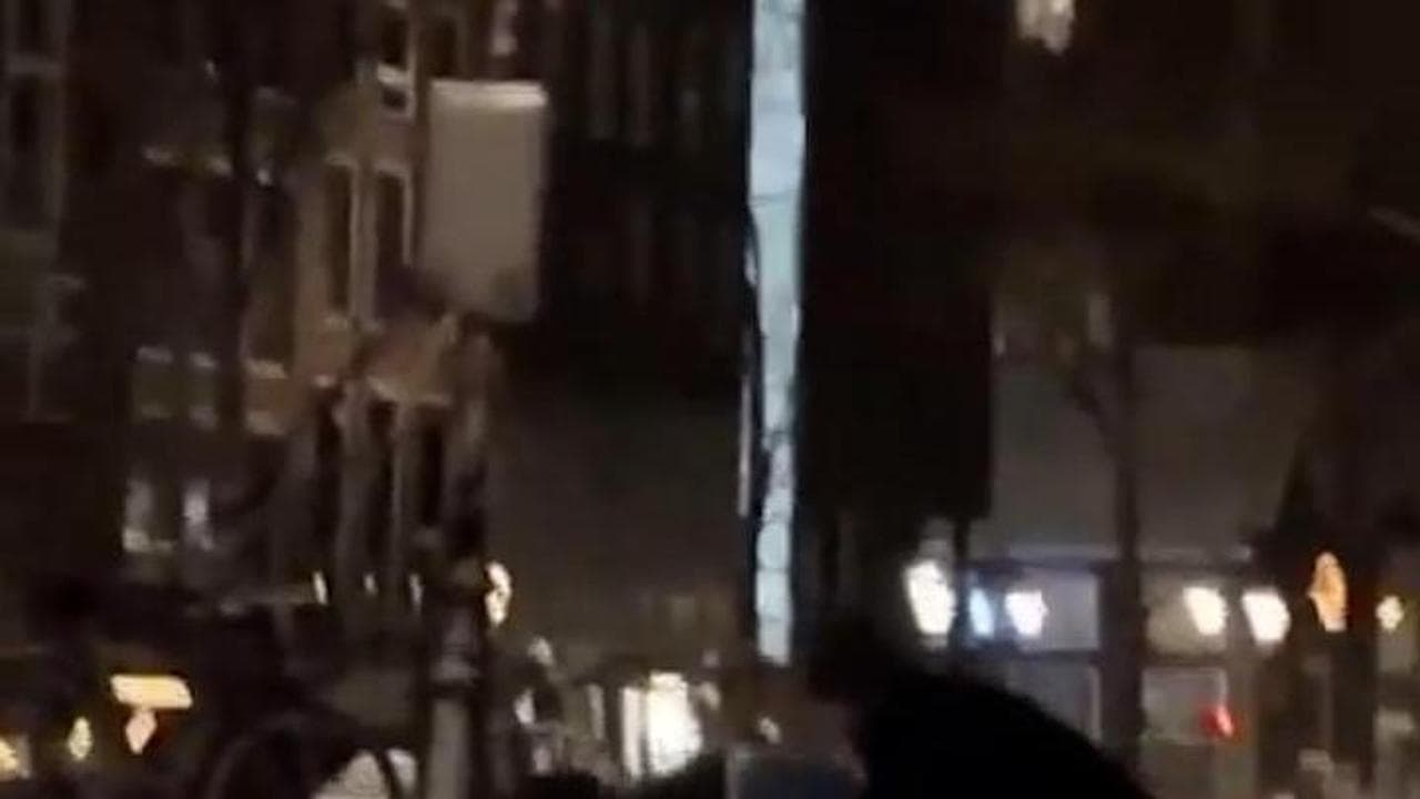 Il gelo trasforma Amsterdam in una pista di pattinaggio: tutti scivolano sulle strade ghiacciate
