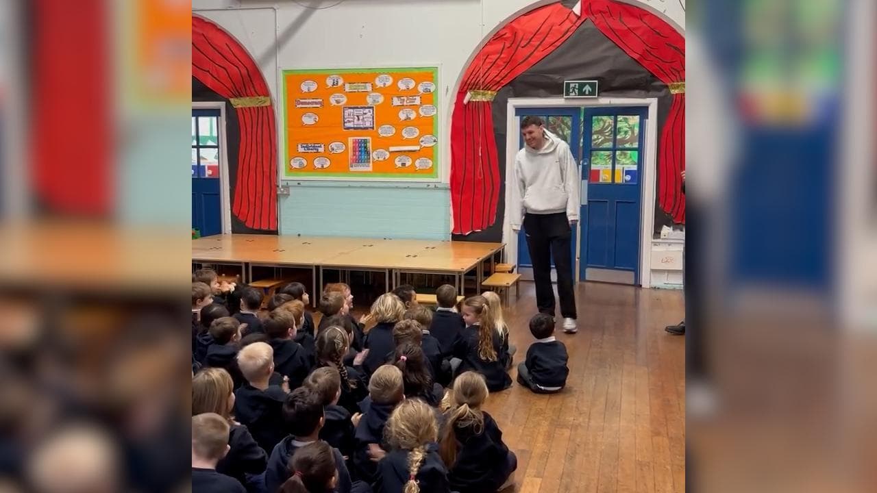 Gran Bretagna, il maestro-calciatore torna in trionfo dai bambini dopo l'impresa nella FA Cup