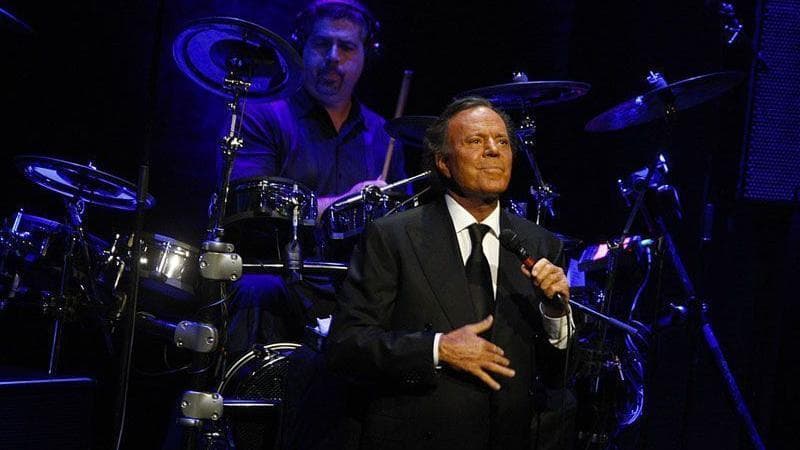 Julio Iglesias, il cantante accusato di aggressione sessuale da due dipendenti