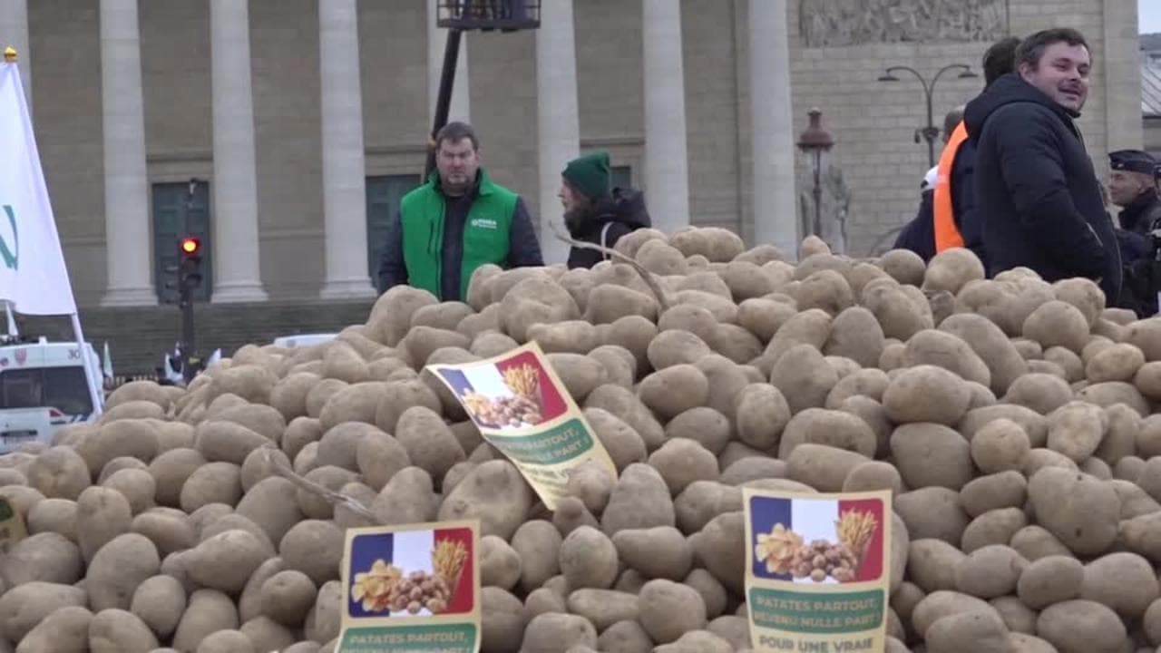 Francia, agricoltori gettano patate su un ponte a Parigi per protestare contro l'accordo Ue-Mercosur
