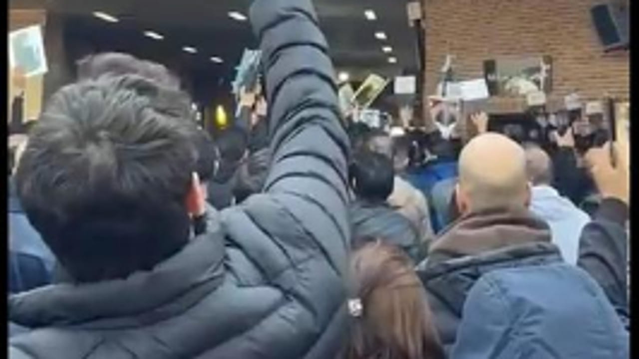 Iran, l'urlo della folla all'obitorio: “Questo è l’anno del sangue! Khamenei sarà rovesciato!”