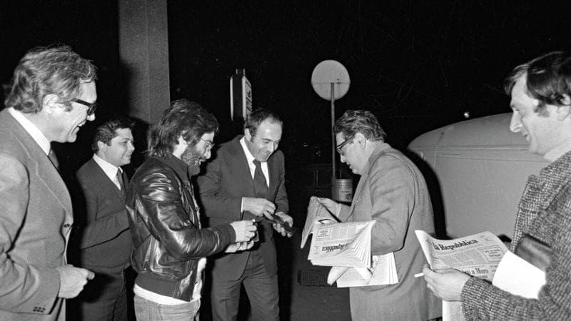 La prima vendita in strada del quotidiano, alla presenza di Mario Formenton, vice presidente della Arnoldo Mondadori Editore