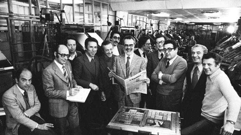 Sandro Viola, Rolando Montesperelli, Giorgio Forattini, Mario Pirani, Giorgio Signorini, Franco Bevilacqua, Eugenio Scalfari, Fausto De Luca, Andrea Barbato, Amedeo Massari, Gianni Rocca e Gianluigi Melega intorno al direttore con il nuovo giornale nella tipografia di piazza dell'Indipendenza il 5 dicembre 1975
