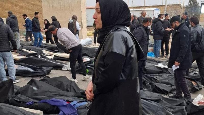 Una madre cerca suo figlio in un obitorio di Teheran