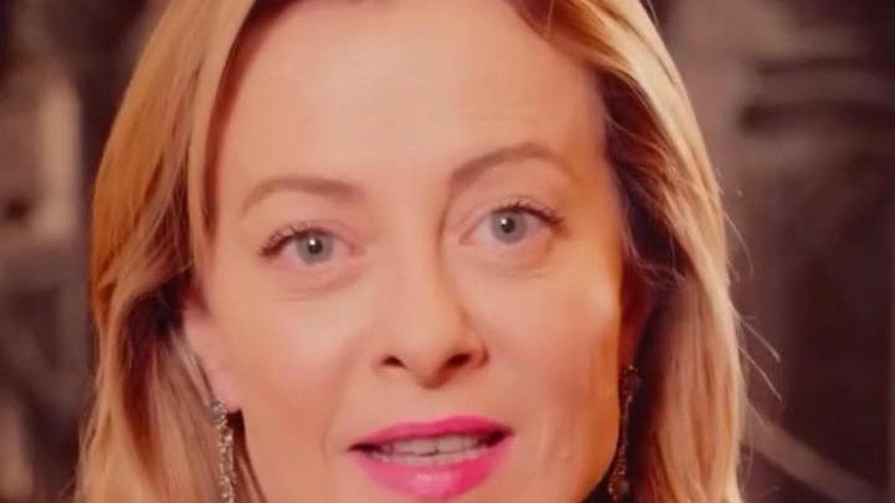 Meloni e Salvini entusiasti di Orbán nello spot con i leader della destra estrema: il video
